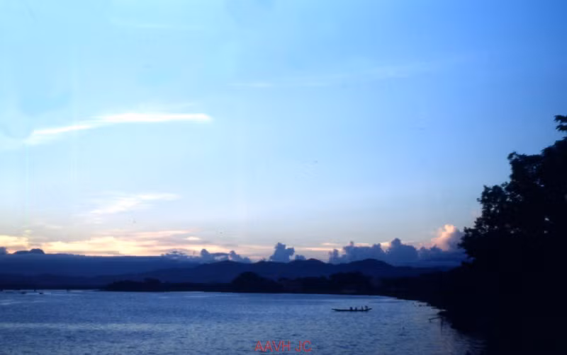 Một hình ảnh khác về cảnh hoàng hôn trên dòng sông huyền thoại của Cố đô Huế.