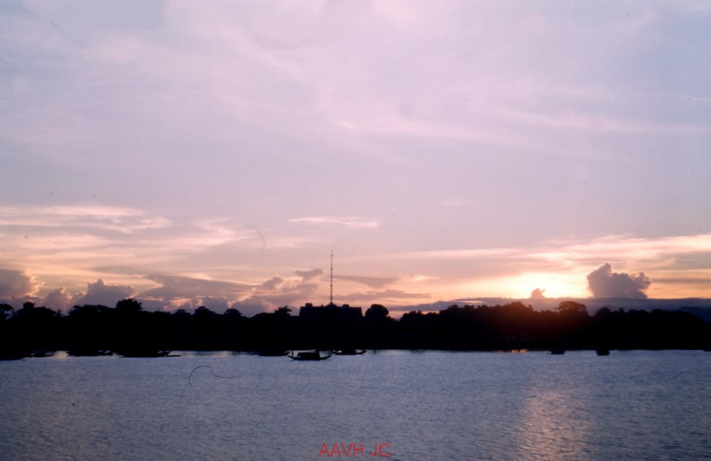 Sông Hương lúc hoàng hôn. Kỳ đài của Kinh thành Huế nằm ở bờ bên kia.