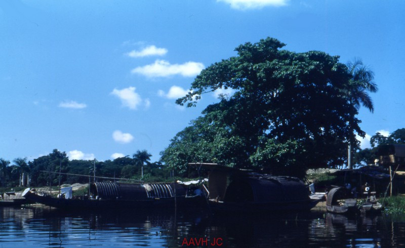 Xóm vạn đò bên bờ sông Hương.