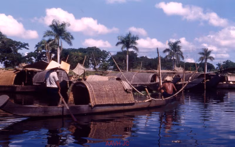 Cận cảnh một con thuyền đơn sơ của dân vạn đò