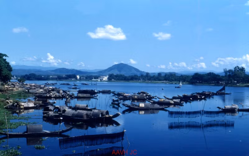 Thuyền bè quần tụ trên sông Hương, nhìn từ chân cầu Clemenceau (cầu Trường Tiền).