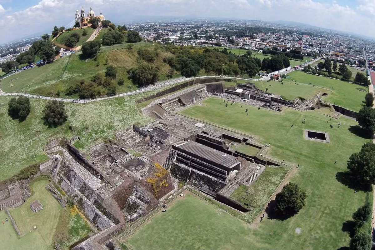Ngày nay, việc khai quật kim tự tháp Cholula vẫn được tiến hành với kỳ vọng mở ra những khám phá mới về các nền văn minh châu Mỹ cổ xưa. Ảnh: Mega Construcciones.