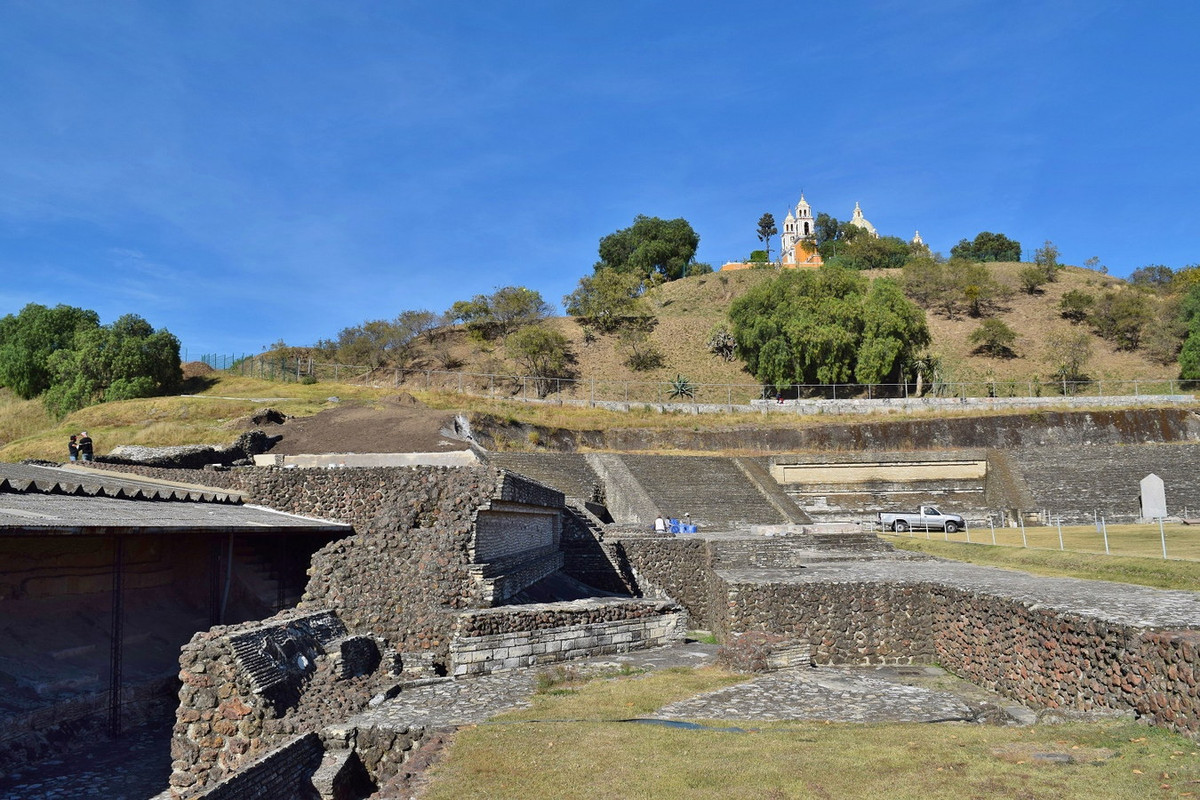 Kim tự tháp này cũng được coi là công trình thờ tự lớn nhất từng được xây dựng ở bất kỳ nơi nào trên thế giới. Ảnh: Brian and Sue on the Road.
