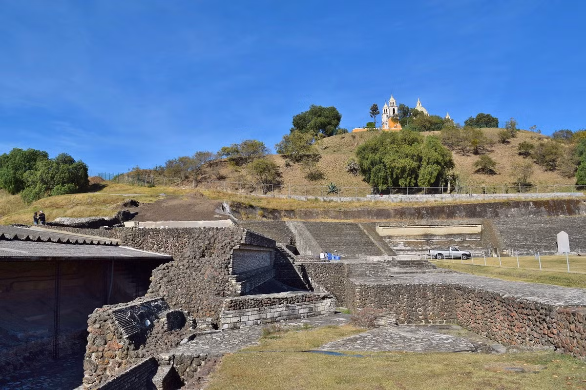 Kim tự tháp này cũng được coi là công trình thờ tự lớn nhất từng được xây dựng ở bất kỳ nơi nào trên thế giới. Ảnh: Brian and Sue on the Road.