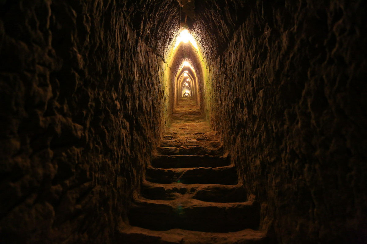 Không chỉ có vậy, kim tự tháp Cholula còn sở hữu một hệ thống đường hầm và hang động với tổng chiều dài lên đến 8 km. Ảnh: Song of the Road.