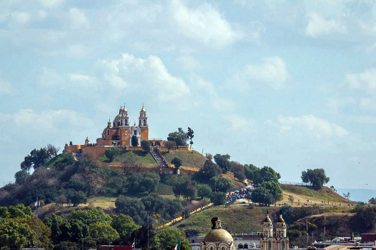 Sau khi thực dân Tây Ban Nha xâm chiếm vào thế kỷ 15, kim tự tháp trở nên hoang phế và dần dần phủ đầy cây dại. Người Tây Ban Nha cũng đã xây trên đỉnh kim tự tháp một tòa lâu đài kiên cố. Ảnh: Adobe.