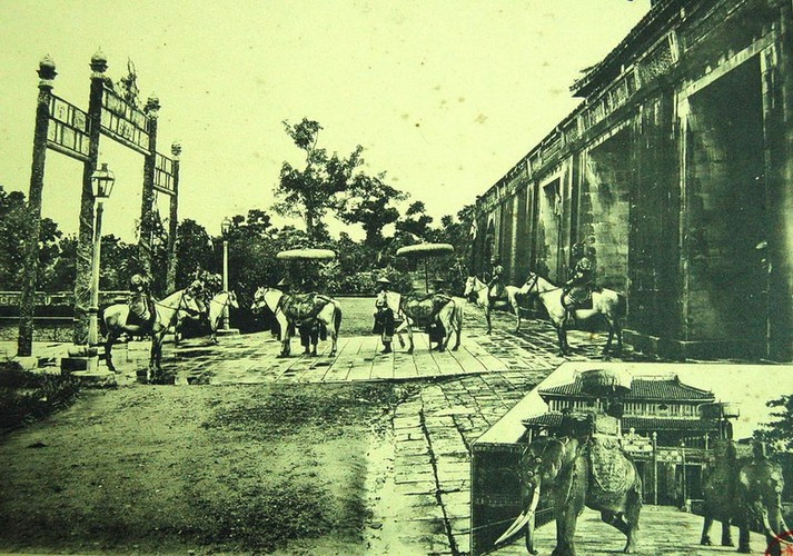 Người và ngựa đi qua Ngọ Môn ở Hoàng thành Huế.