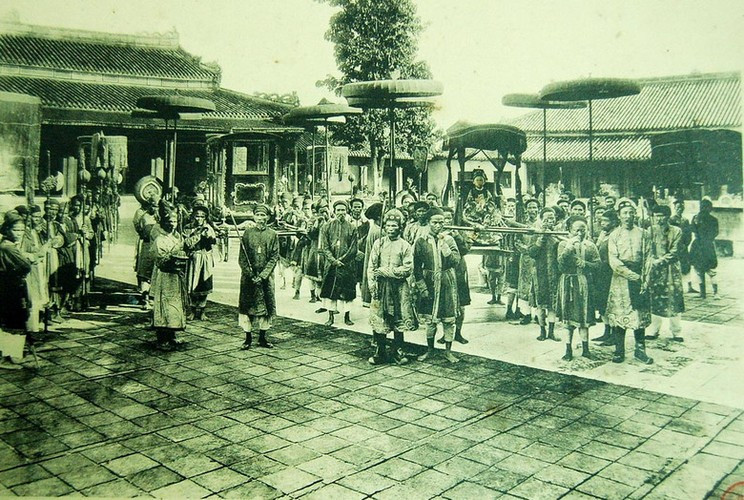 Vua trẻ Duy Tân ngồi trên kiệu.