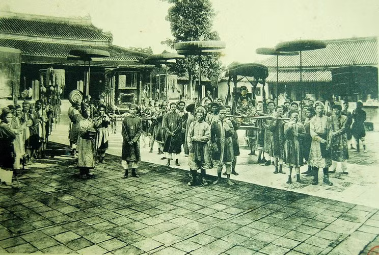 Vua trẻ Duy Tân ngồi trên kiệu.