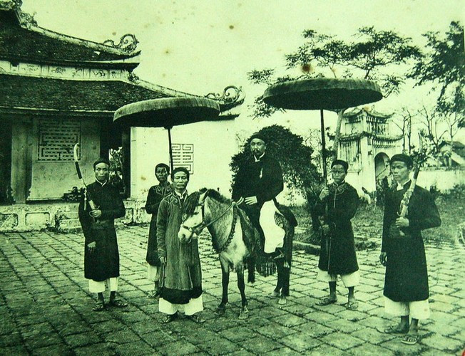 Ông quan cưỡi ngựa và những người hầu cận của mình.