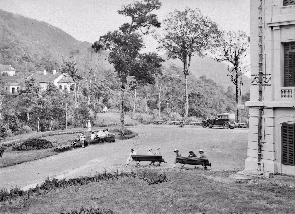 Sân trước khách sạn Thác Bạc.