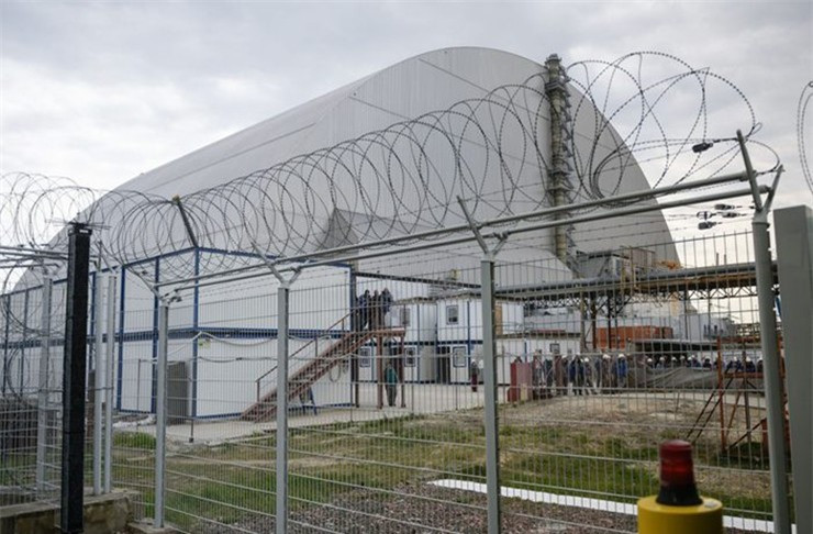 Vào ngày 26/4/1986, một vụ nổ gần Chernobyl, Ukraine (lúc đó thuộc Liên Xô) đã trở thành vụ tai nạn hạt nhân tồi tệ nhất trong lịch sử. Mặc dù không thể thống kê chính xác số người chết do phóng xạ, nhưng các chuyên gia ước tính khoảng 9.000 đến 1 triệu người chết vì ung thư do phóng xạ. Hơn 30 năm kể từ thảm họa, các dự án dọn dẹp vẫn đang được tiến hành vàkhu vực này có thể sẽ không thể ở được trong ít nhất 20.000 năm nữa. Khu vực 51, Nevada