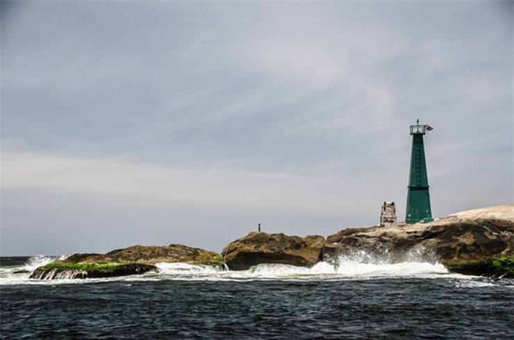 Ilha da Queimada Grande của Brazil được mệnh danh là đảo Rắn, là nơi sinh sống của một trong những loài rắn nguy hiểm nhất thế giới với mật độ dày đặc. Nọc độc của rắn lục đầu vàng độc đến mức làm tan chảy thịt người xung quanh vết cắn. Vì lý do an toàn, chính phủ Brazil không cho phép du khách đến thăm và nhóm các nhàkhoa học phải có bác sĩ trong bất kỳ chuyến thăm nghiên cứu nào. Vùng đệm Liên Hợp Quốc, đảo Síp