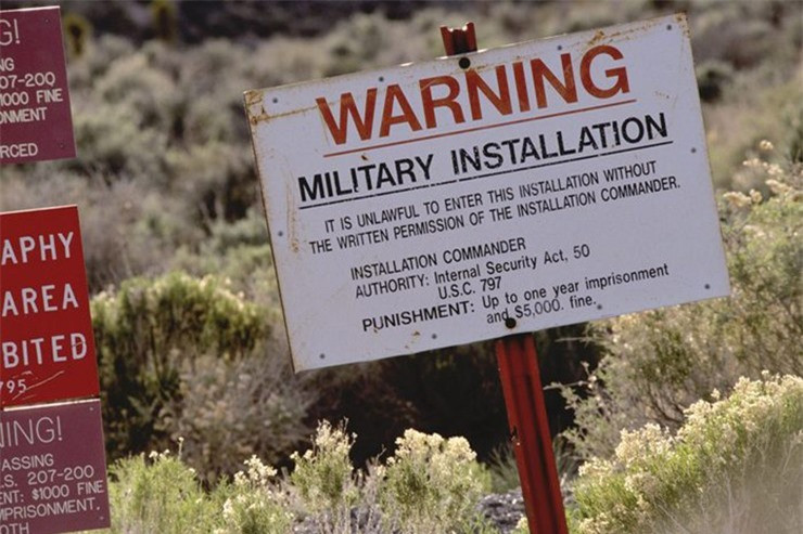 Chính phủ Mỹ không thừa nhận Khu vực 51 tồn tại cho đến khi các tài liệu được công bố vào năm 2013 đề cập đến căn cứ quân sự Nevada. Các quan chức vẫn chưa tiết lộ loại nghiên cứu nào đang diễn ra, mặc dù những người theo thuyết âm mưu cho rằng hoạt động của người ngoài hành tinh đã được nghiên cứu ở đó. Bạn có thể xem toàn cảnh địa điểm trên Google Maps, nhưng sa mạc trải dài khiến bất kỳ ai cũng khó lẻn vào đâyvà an ninh được thắt chặt. Đảo Bắc Sentinel, Ấn Độ