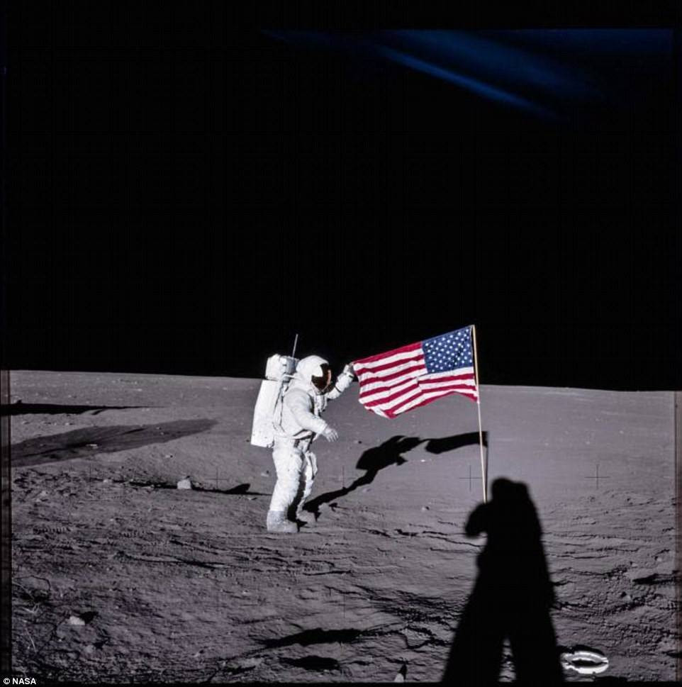 Phi hành gia Alan Bean của tàu Apollo 12 cắm cờ trên Mặt Trăng.