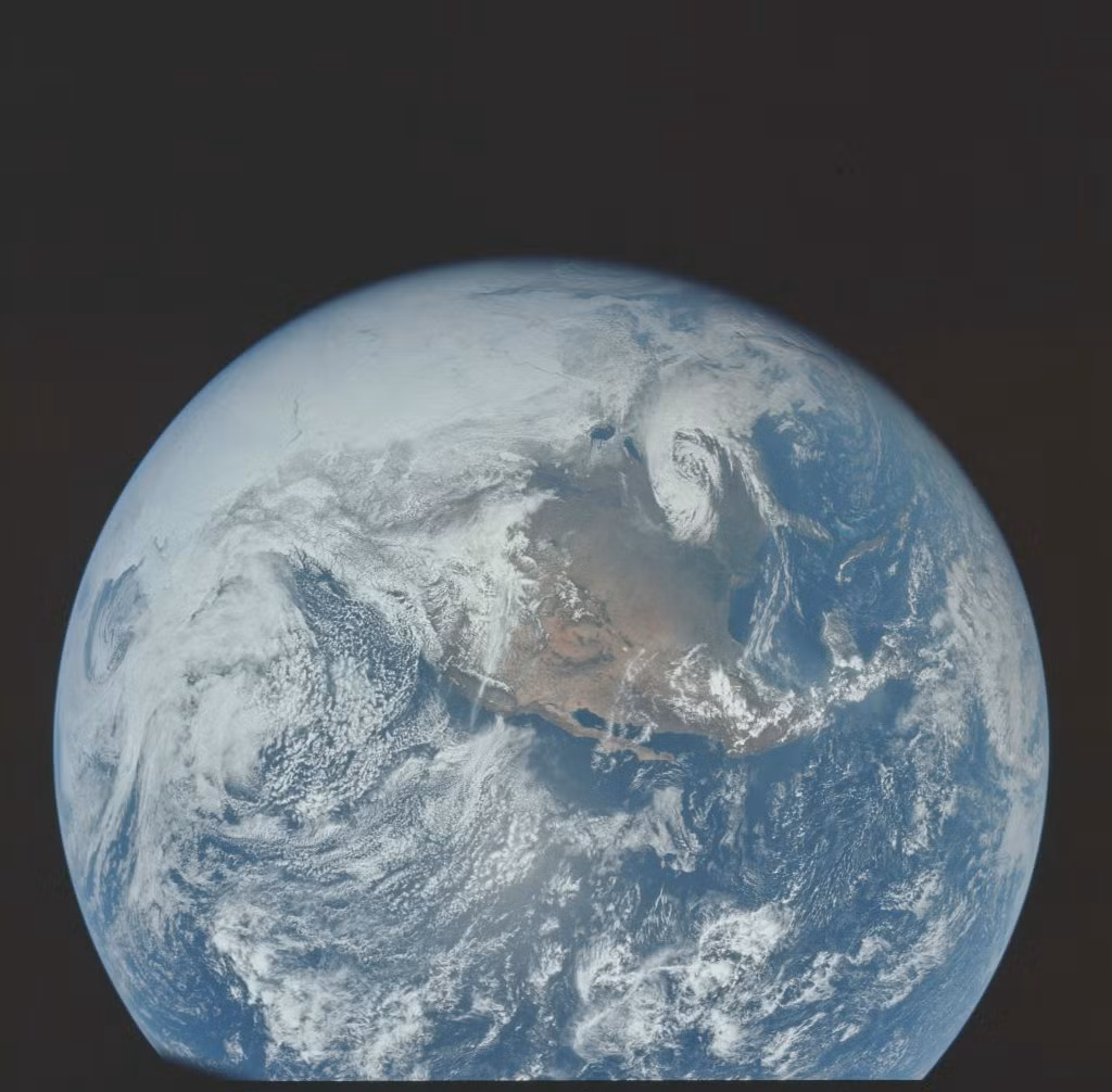 Trái Đất nhìn từ Mặt Trăng.