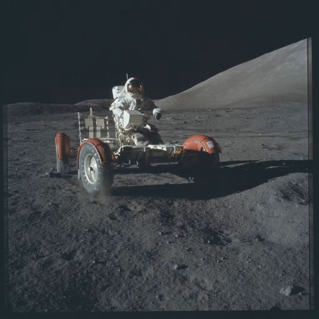 Xe tự hành trên Mặt Trăng của tàu Apollo 17.