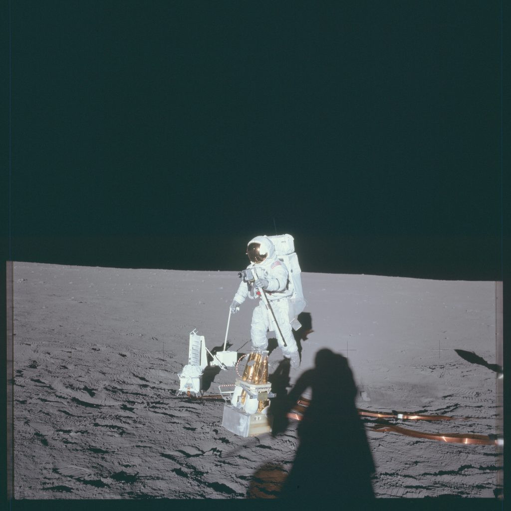 Nhà du hành Buzz Aldrin và cái bóng của nhà du hành Neil Armstrong trên Mặt Trăng, trong sứ mệnh của tàu Apollo 11.
