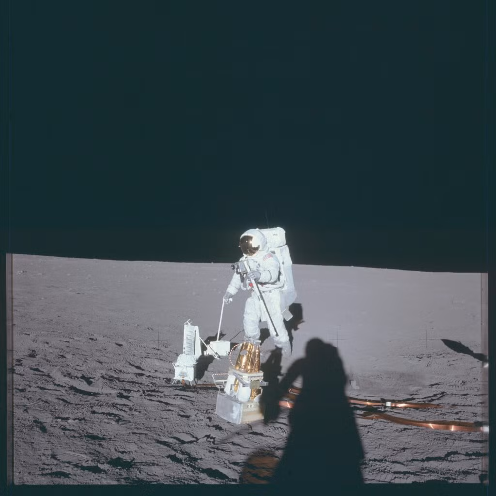 Nhà du hành Buzz Aldrin và cái bóng của nhà du hành Neil Armstrong trên Mặt Trăng, trong sứ mệnh của tàu Apollo 11.