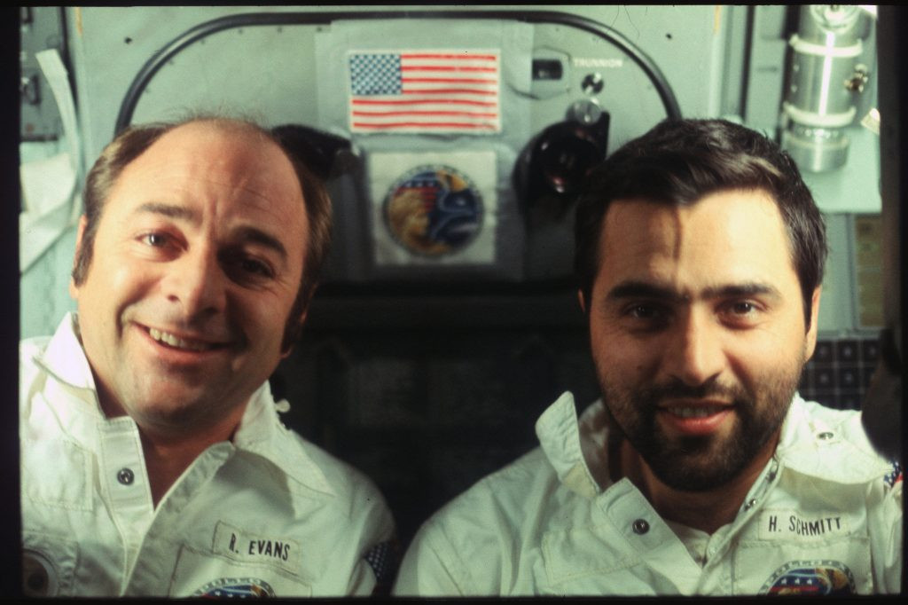 Hai phi hành gia Ronald E. Evans và Harrison H. Schmitt của Apollo 17.