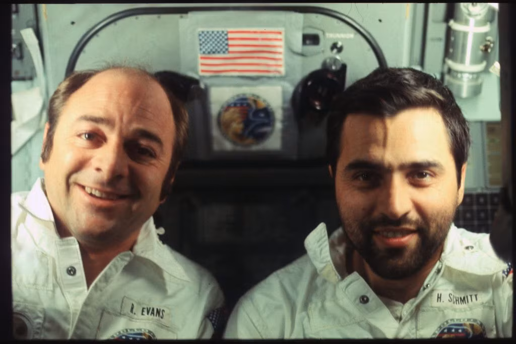 Hai phi hành gia Ronald E. Evans và Harrison H. Schmitt của Apollo 17.