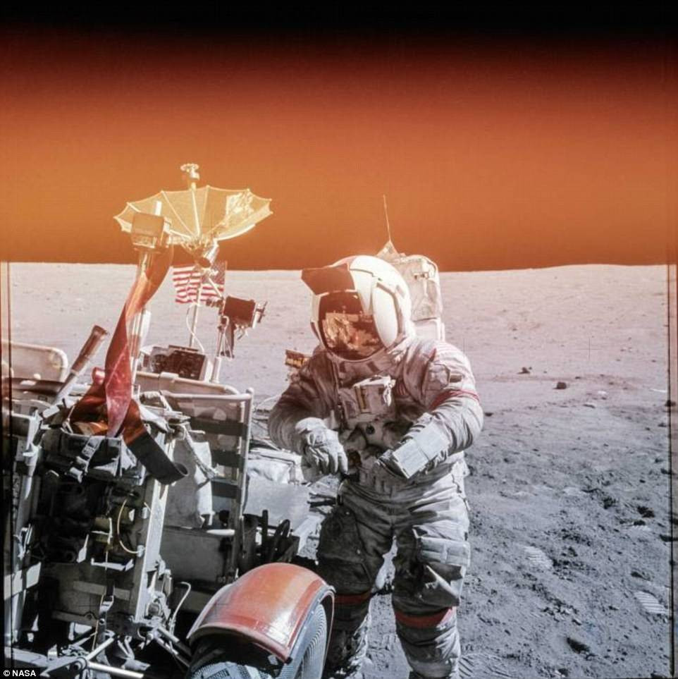 Phi hành gia John Young của tàu Apollo 16 khi đang tựa vào chiếc xe tự hành trên Mặt Trăng.