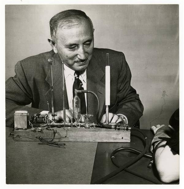 Nhà tâm lý học David Wechsler, người đã công bố một bài kiểm tra trí thông minh mới vào năm 1955 có tên là Thang đo trí thông minh dành cho người lớn Wechsler.