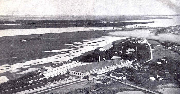 Nhà máy sản xuất thuốc lá nằm bên bờ sông Hồng, Hà Nội năm 1926-1951. Ảnh: Belle Indochine.
