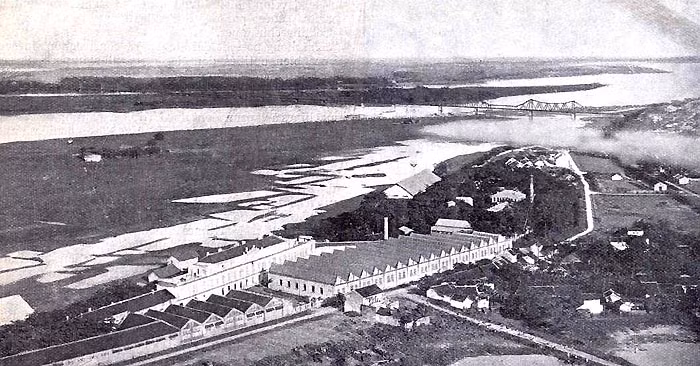 Nhà máy sản xuất thuốc lá nằm bên bờ sông Hồng, Hà Nội năm 1926-1951. Ảnh: Belle Indochine.