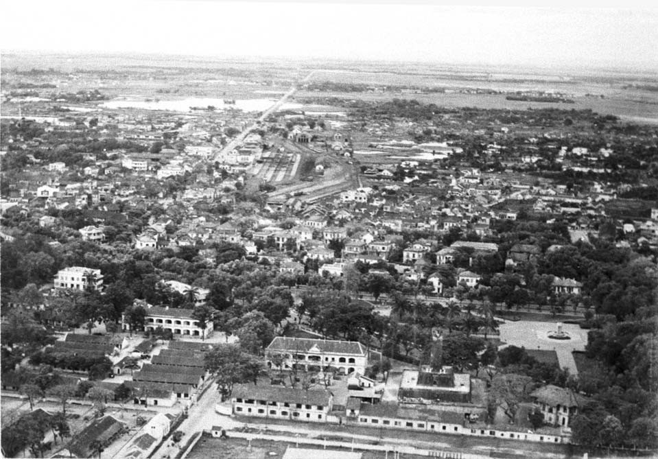 Đường Cái Quan và Nhà ga Hà Nội (giữa ảnh).