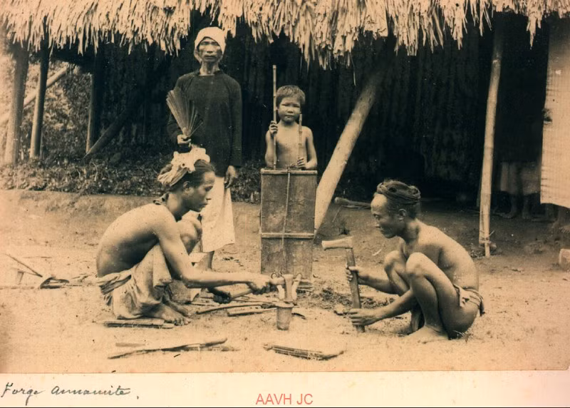 Các thợ rèn đang làm việc tại một xưởng rèn.