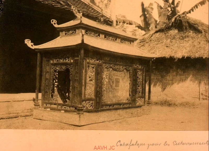 Chiếc kiệu dùng để rước quan tài người quá cố.