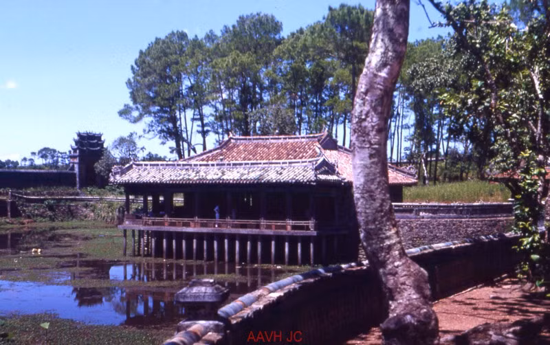 Xung Khiêm Tạ - công trình được coi là đặc sắc nhất của quần thể kiến trúc lăng Tự Đức - nằm trên hồ Lưu Khiêm, Cố đô Huế năm 1955. Ảnh: Aavh.org.