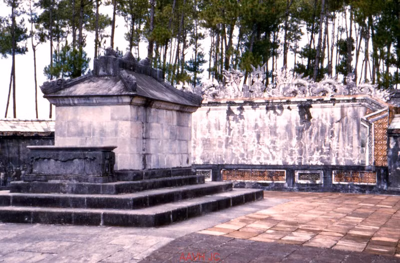 Mộ phần bằng đá của vua Tự Đức trong Bửu thành.