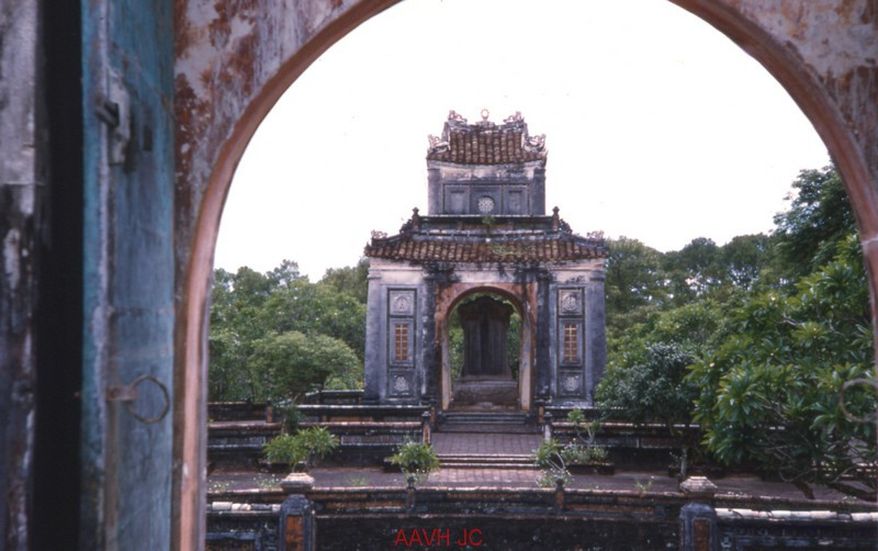 Nhà bia nhìn từ cánh cổng của Bửu thành - bức tường thành bao quanh mộ phần.