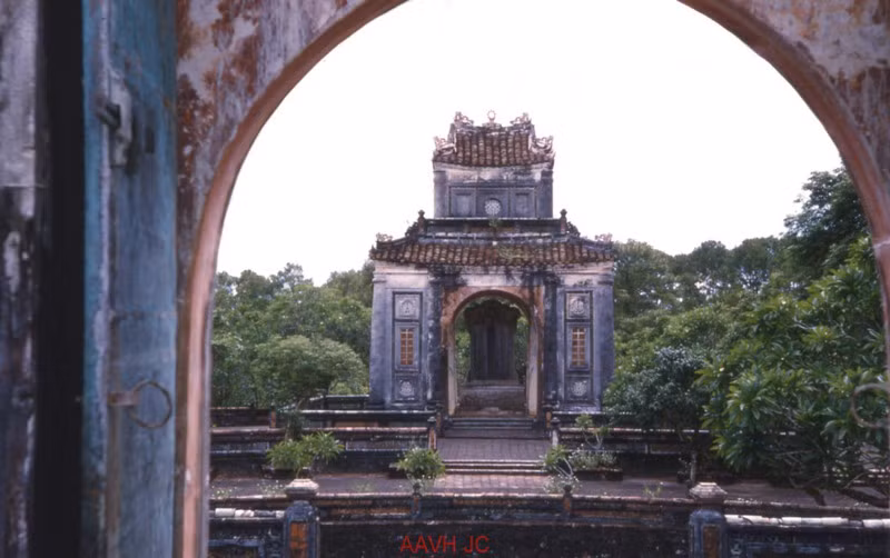 Nhà bia nhìn từ cánh cổng của Bửu thành - bức tường thành bao quanh mộ phần.