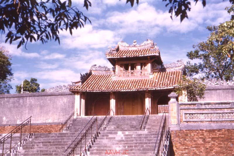 Khiêm Cung Môn, cánh cổng dẫn vào khu điện thờ ở lăng vua Tự Đức.