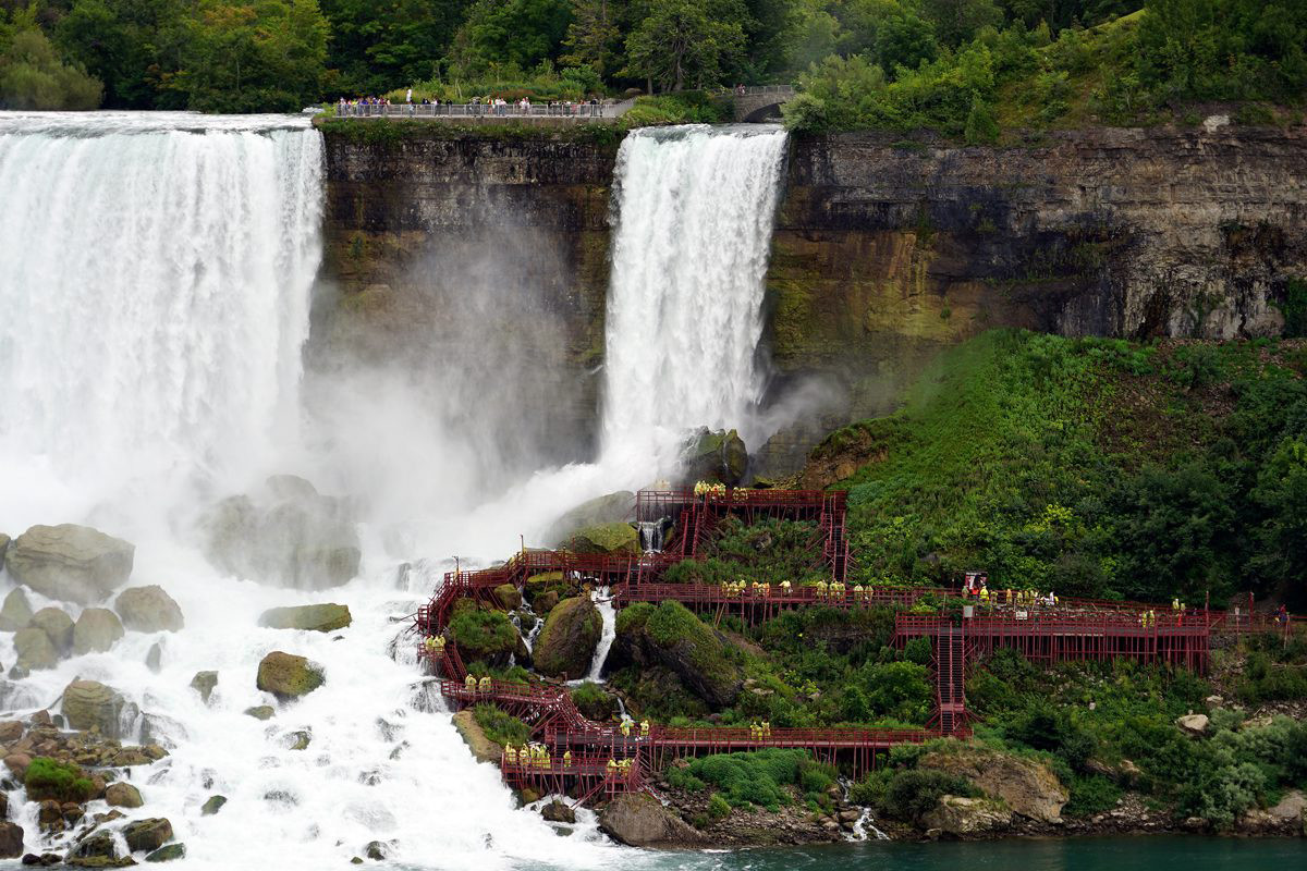 Thác Bridal Veil nằm cạnh thác American, tạo nên một dải nước mỏng manh như tấm voan cưới của cô dâu. Ảnh: Niagara Falls.