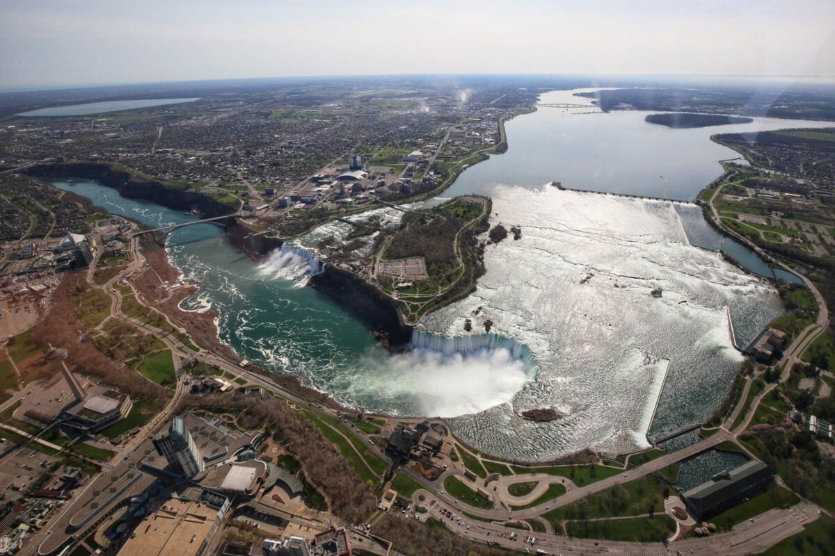 Thác có tổng chiều rộng lên tới hơn 1.6 km và chiều cao trung bình khoảng 60 mét, được chia thành ba phần chính: Thác Horseshoe (thác Móng Ngựa), thác American (thác Hoa Kỳ) và thác Bridal Veil (thác Voan Cô dâu). Ảnh: Canadian Geographic.