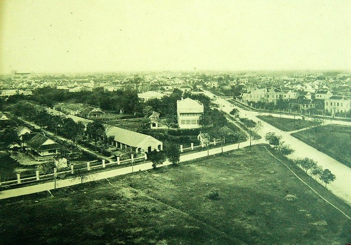 Khu phố mới của người Pháp chụp từ Cột cờ Hà Nội.