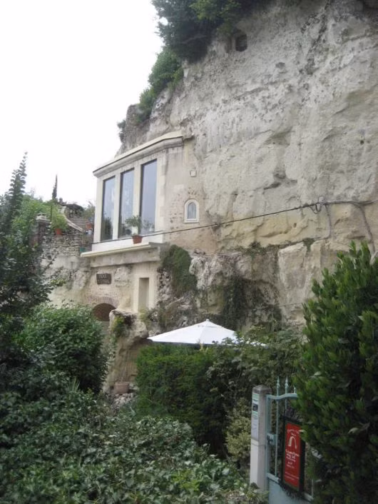 Ngôi nhà trong hang Troo tại Pháp nằm chênh vênh giữa mỏm đá mở cửa tự do cho khách du lịch tới tham quan.