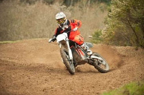 Phong cách thể thao mạnh mẽ phù hợp với mọi địa hình.