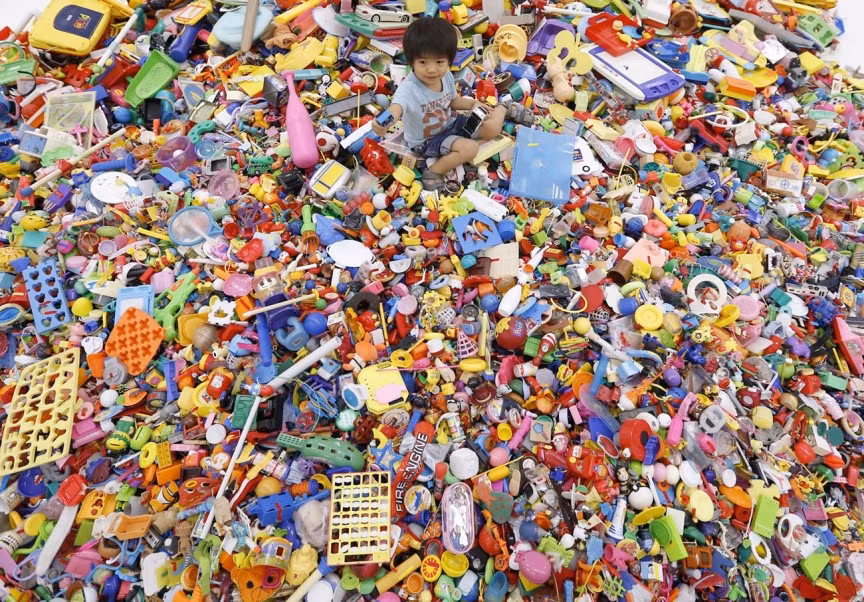 Không chỉ là một ông lớn trong lĩnh vực đồ ăn nhanh, McDonald còn là nhà phân phối đồ chơi lớn nhất thế giới. Có khoảng 40% trẻ em trên thế giới từng sở hữu một món đồ chơi của hãng này.