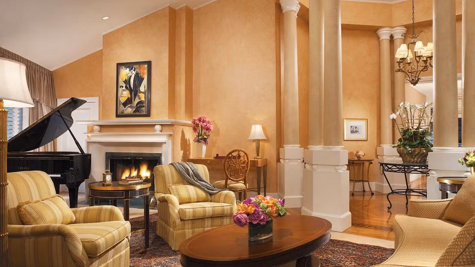 Nội thất khách sạn đều đạt chuẩn 5 sao với gam màu vàng chủ đạo gợi lên sự vương giả cho các từng căn phòng.