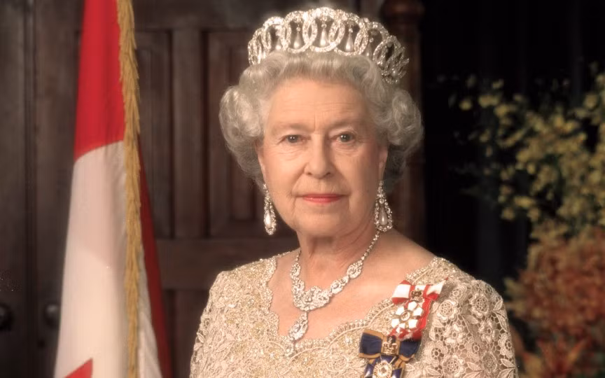 Là 1 tín đồ của McDonald, nữ hoàng Anh đã bỏ ra số tiền 92 triệu bảng để sở hữu một đại lý bán lẻ của McDonald tại Anh.