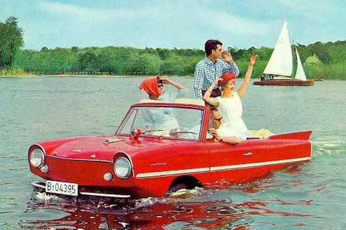 Chiếc Amphicar của Đức do tập đoàn Quandt sản xuất được coi là dòng xe chạy dưới nước đầu tiên trên thế giới được bán ra thị trường năm 1961. Tuy nhiên, thời đó nhu cầu của người dân chưa cao nên đến năm 1945 mới chỉ có 4 nghìn chiếc bán ra và buộc phải dừng sản xuất.