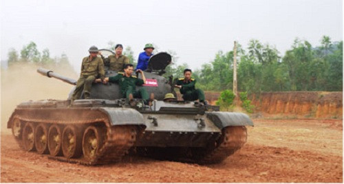 Chạy thử nghiệm hệ thống trên bãi lái ở Trường Sĩ quan Tăng-Thiết giáp.