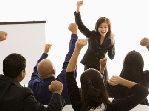 "Bạn sử dụng máy tính rất tốt, vậy hãy cho tôi thấy khả năng nói của bạn" đề nghị khá bất ngờ từ ông Mike Faith, CEO công ty sản xuất tai nghe Headsets khiến không ít người phải giật mình. Ông cho biết giọng nói hay luôn được đánh giá cao ở mọi vị trí giúp thành công trong công việc.