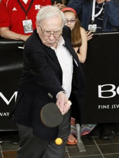 Màn biểu diễn bóng bàn điệu nghệ của tỷ phú Buffett.