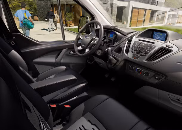 Nội thất bọc sa sang trọng cùng đầy đủ các tiện ích phục vụ cho hành khách trên xe. Cần số được lắp ngay dưới vô lăng hỗ trợ người lái.